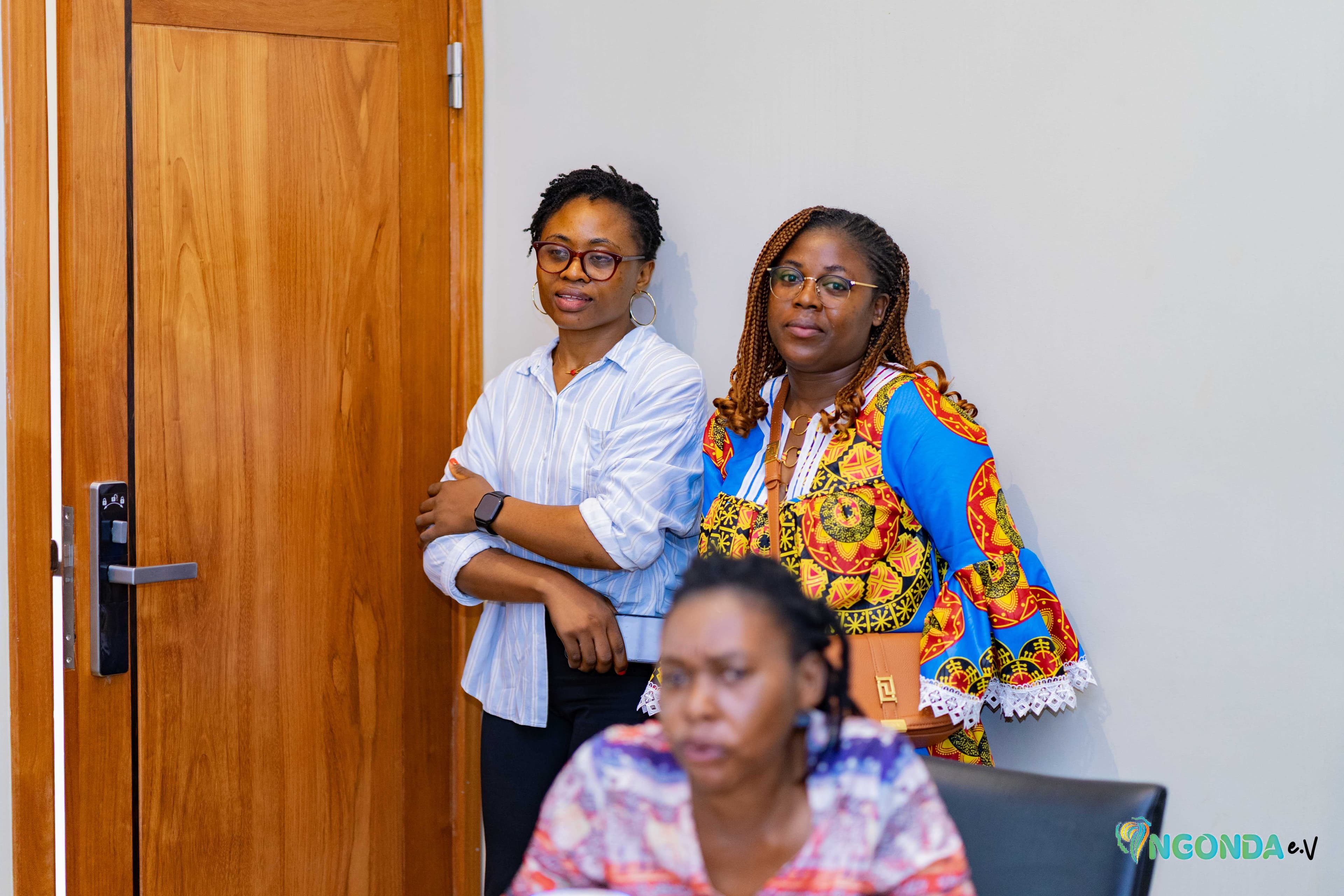 Gruppenaufnahme in einem institutionellen Kontext fuer Erinnerungs- und Bildungsarbeit